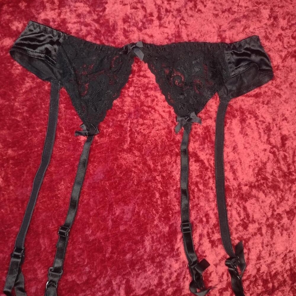 Vintage Style Black Floral Lace & Satin Garter Belt - One Size